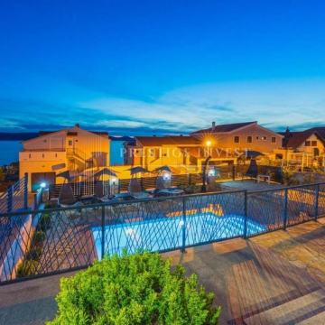 Kuća uz more sa 7 stambenih jedinica