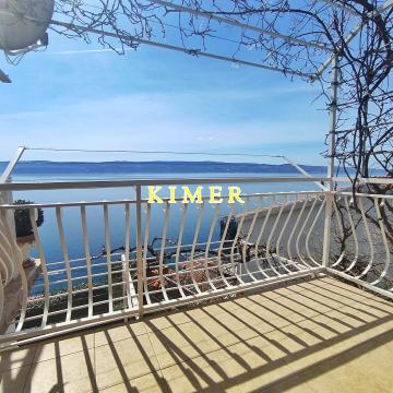 KUĆA NEDALEKO OD MORA, TRI STAMBENE JEDINICE, OTVOREN POGLED, PARKING