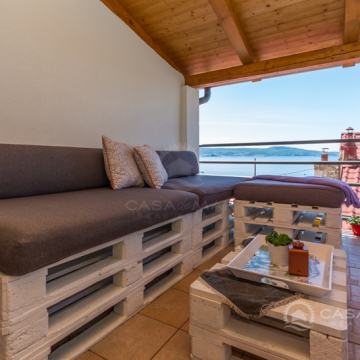 Kuća u nizu sa velikom terasom, samo 70m do mora