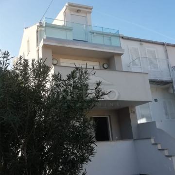 Kuća: Novalja, tri etaže, četiri apartmana, okućnica, u centru