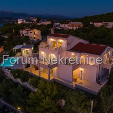 Novigrad Vila sa bazenom i apartmanima