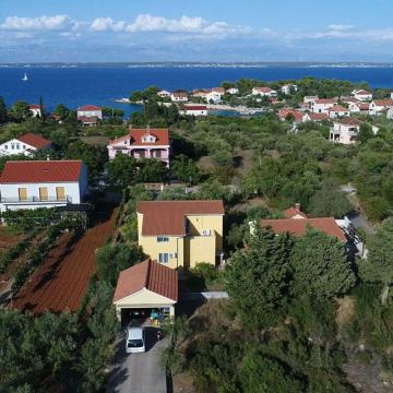 Kuća novije gradnje u blizini mora
