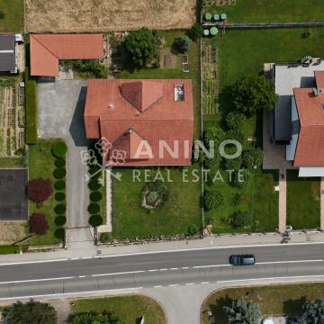 Kuća za obitelj i posao u srcu Pregrade – uređeno dvorište, poslovni p