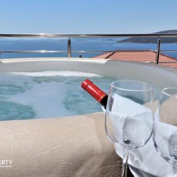 Kuća za odmor s 3 apartmana i parkingom, Seget Vranjica-Pogled na more