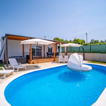 Kuća za odmor sa grijanim bazenom na Mrežnici