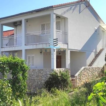 KUĆA ZA ODMOR U BLIZINI MORA 158 m2 SA POGLEDOM U STOMORSKOJ (ŠOLTA)