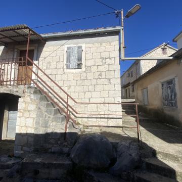 Kuća: Okrug Donji, /// DVIJE MANJE KUĆE ZA RENOVIRANJE ///