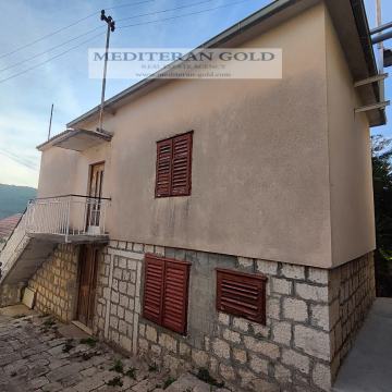 Kuća: Okrug Donji, odmah useljivo, za uređenje