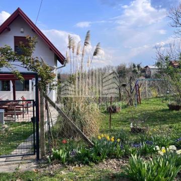 Kuća okružena prirodom, vinogradom i voćnjakom