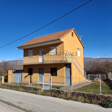 KUĆA S OKUČNICOM I GARAŽOM - POTRAVLJE