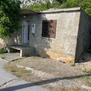 KUĆA S OKUĆNICOM JABLANAC