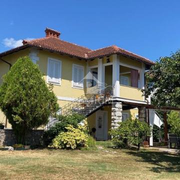 KUĆA SA OKUĆNICOM I POGLEDOM NA MORE, GARAŽA, KONOBA
