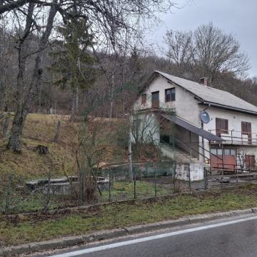 SNIŽENO! Kuća s okućnicom i zemljom u Lici!