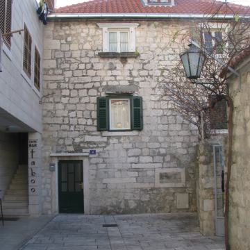 Kuća: Omiš, Centar kamena kuća 200.00 m2