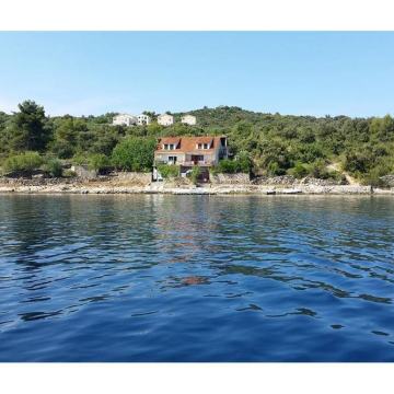 Kuća na otoku Drveniku Velikom, prvi red do mora!