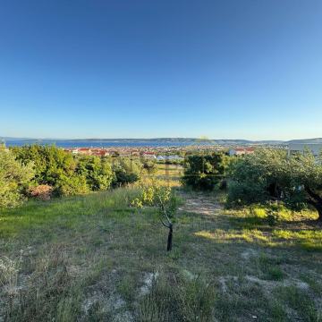 PRILIKA! KUĆA S POGLEDOM NA MORE, 1017 m2 ZEMLJIŠTA – KAŠTEL STARI