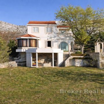 Kuća s pogledom na more i dvorištem