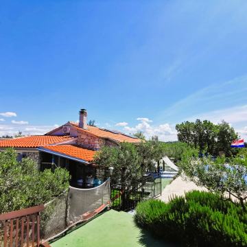 Kuća u polju sa panoramskim pogledom i bazenom, 138m2, Vodice