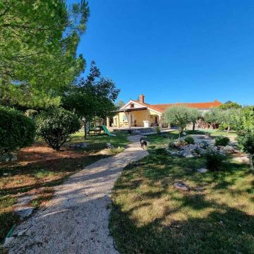 Kuća sa prekrasnim imanjem - Rasopasno