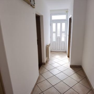 Kuća prizemnica na velikoj okućnici  - Tenja