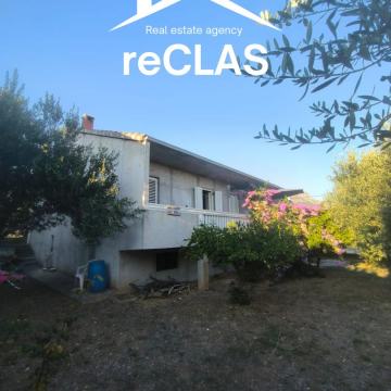 Visoka prizemnica, dobra lokacija na parceli od 500m2 u Kaštel Lukšiću