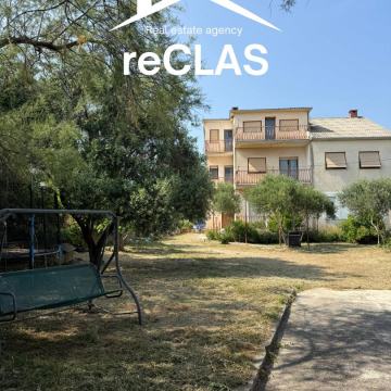 Kuća, prvi red do mora, sa tri stana, na građevinskoj parceli od 2310