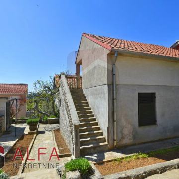 Kuća: Prvić Luka,prodaje se obiteljska kuća s dvorištem,pogled na more