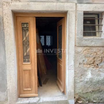 Kuća za renovaciju na atraktivnoj lokaciji, u centru Vodnjana