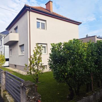 Samobor / Centar - lijepa kuća s unutarnjim bazenom & okućnicom !