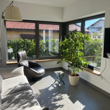 Samobor / Centar - lijepa kuća s unutarnjim bazenom & okućnicom !