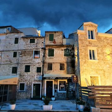 Prilika! Kuća na samoj rivi u Šibeniku!