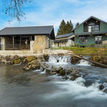 Karlovac, prekrasan Ranč  na 6000 m2 na Slapu , dvije Kuće, i objekt s