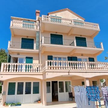 Kuća: Slano, 680.00 m2