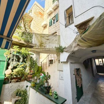 NA PRODAJU – KAMENA KUĆA U STAROM CENTRU SPLITA (RADUNICA)