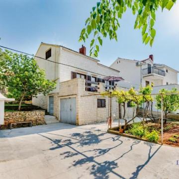 Kuća u Supetru 500m od mora, pogodna za turizam