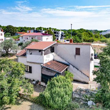 Kuća s terasom i dvorištem, blizu Pule i mora