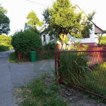 Kuća, tri pomoćna objekta, voćnjak i zemljište u Lici, Gospić