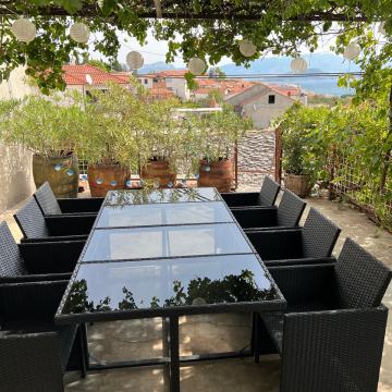 Čiovo, Slatine - uređena kuća s divnom terasom & dodatnim apartmanom !