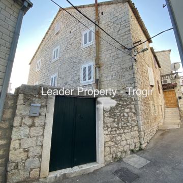 Kuća: Trogir, 180.00 m2 *** OČUVANA KAMENA KUĆA U CENTRU GRADA ***