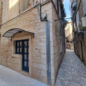 Kamena kuća, poslovni prostor i kat, centar grada Trogira!