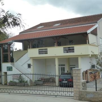 TURANJ - KUĆA S APARTMANIMA 1. RED DO MORA !!! TOP LOKACIJA