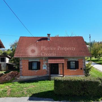 Kuća s velikom građevinskom parcelom i potencijalom proširenja u Slunj