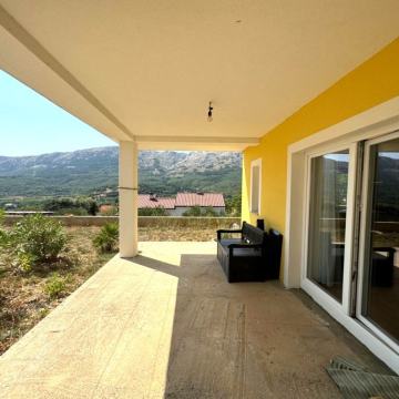 Novo! Kuća s velikom okućnicom, Baška