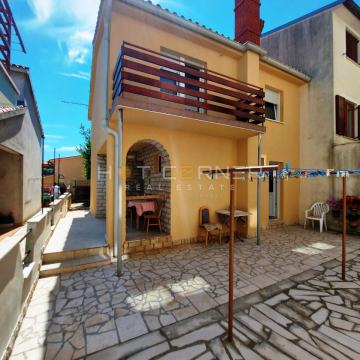 Kuća na Vidikovcu sa terasom i vrtom, 3S + DB, PLIN