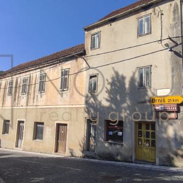 Kuća višekatnica u centru Vrlike