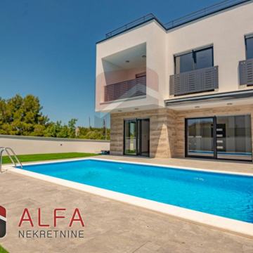 Kuća:Vodice,prodaje se moderna dvojna kuća s bazenom, pogled na more