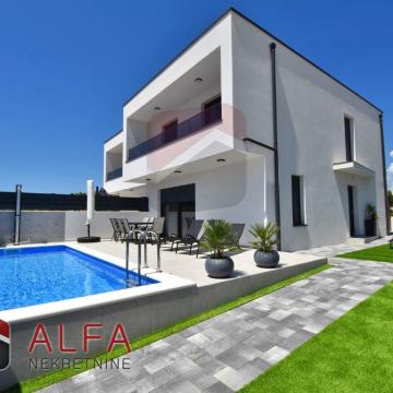 Kuća: Vodice, prodaje se namještena moderna nova dvojna kuća s bazenom