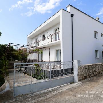 Vodice, kuća sa potencijalom, 350 m od mora, 330000 €