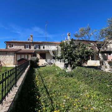 Kuća s vrtom u centru Novigrada udaljena samo 100m od mora