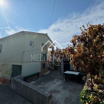 Kuća sa vrtom i građevinskim zemljištem na prodaju